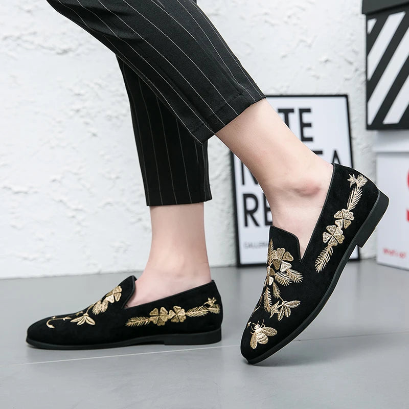New 2023 Embroidery Suede Dress Loafers Men Luxury Designer Black Pointed Slip On Shoes Casual Wedding Footwear Zapatos Hombre