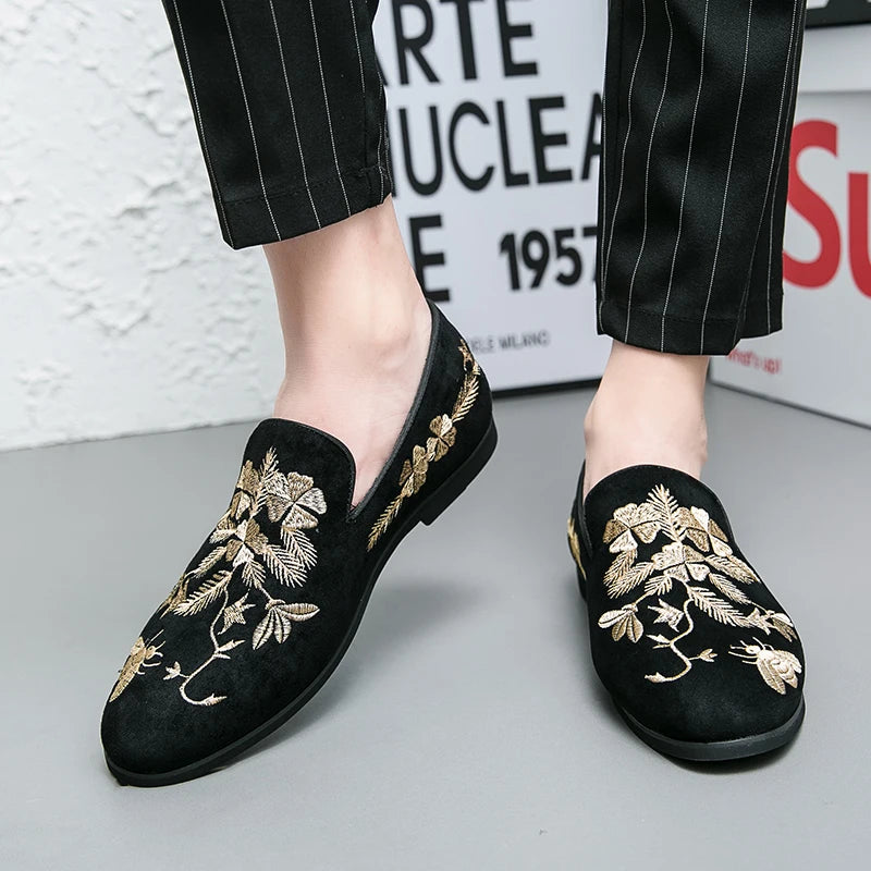 New 2023 Embroidery Suede Dress Loafers Men Luxury Designer Black Pointed Slip On Shoes Casual Wedding Footwear Zapatos Hombre