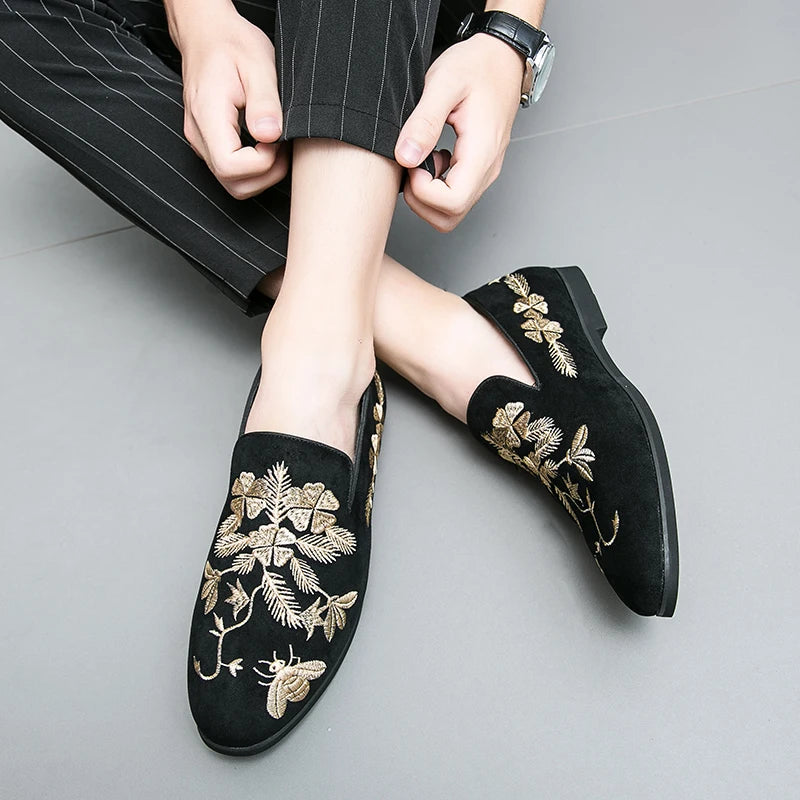New 2023 Embroidery Suede Dress Loafers Men Luxury Designer Black Pointed Slip On Shoes Casual Wedding Footwear Zapatos Hombre