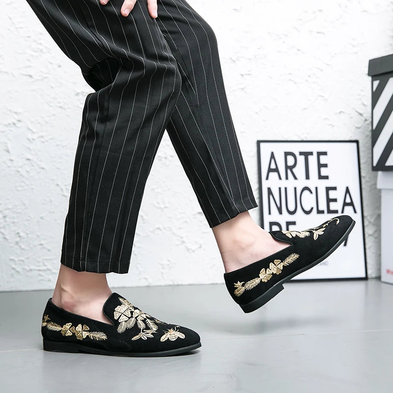 New 2023 Embroidery Suede Dress Loafers Men Luxury Designer Black Pointed Slip On Shoes Casual Wedding Footwear Zapatos Hombre