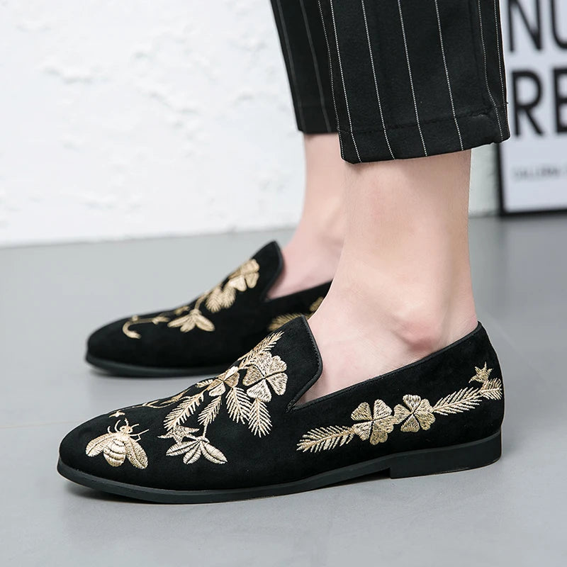 New 2023 Embroidery Suede Dress Loafers Men Luxury Designer Black Pointed Slip On Shoes Casual Wedding Footwear Zapatos Hombre