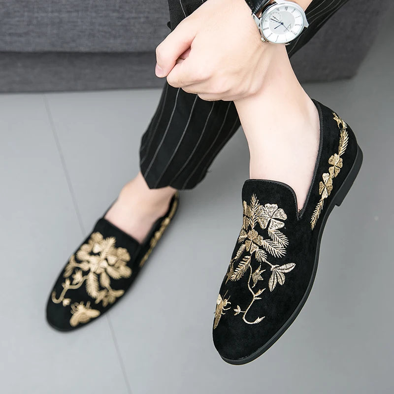 New 2023 Embroidery Suede Dress Loafers Men Luxury Designer Black Pointed Slip On Shoes Casual Wedding Footwear Zapatos Hombre