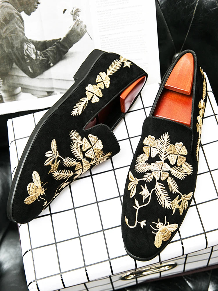 New 2023 Embroidery Suede Dress Loafers Men Luxury Designer Black Pointed Slip On Shoes Casual Wedding Footwear Zapatos Hombre