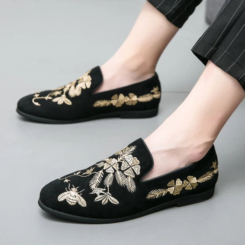 New 2023 Embroidery Suede Dress Loafers Men Luxury Designer Black Pointed Slip On Shoes Casual Wedding Footwear Zapatos Hombre